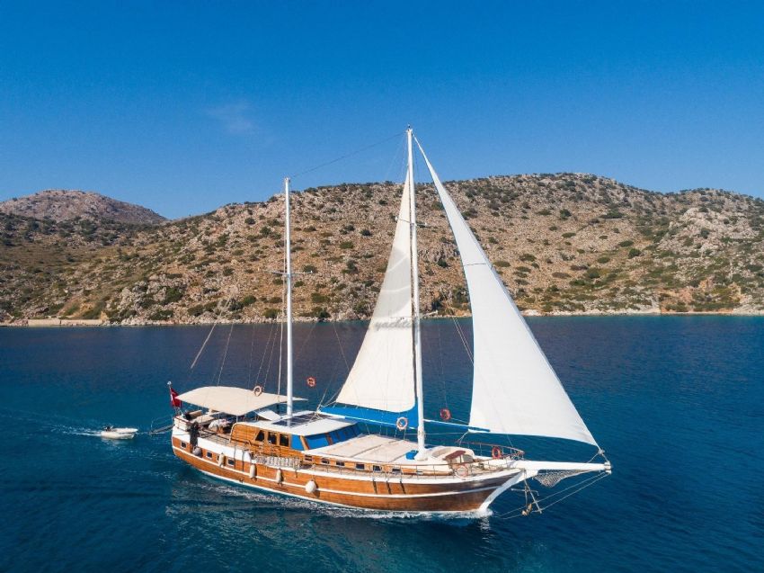 Seven 1 Yacht, Sailing Blue Waters.