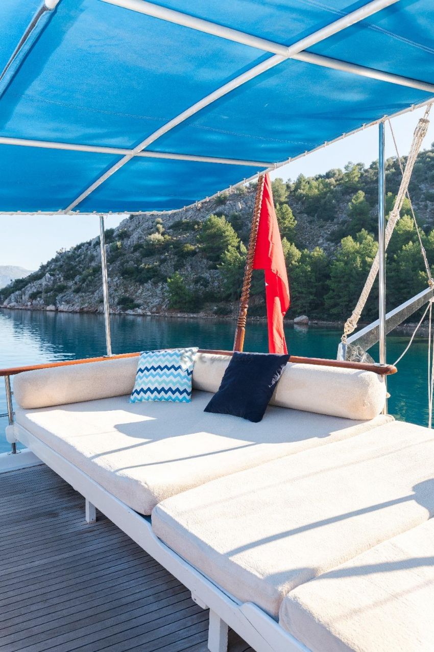 Seven 1 Yacht, On Deck Dining.