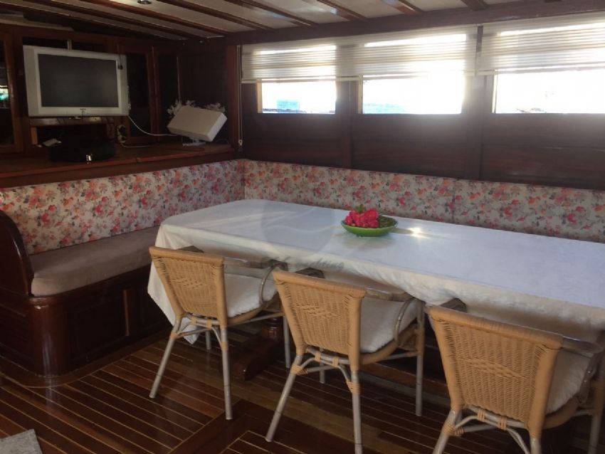 seyhan gulet iç salon yemek masası