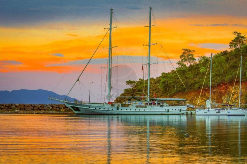 Can S Yacht, 40 Meters From Bow To Stern.