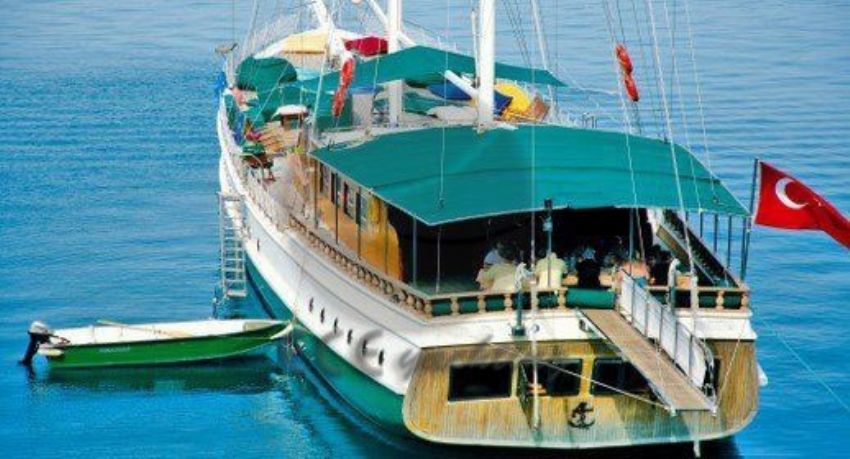 Seyhan Can Yacht, Dining With Friends.
