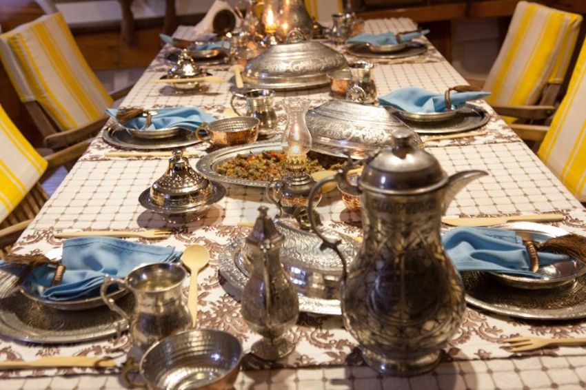 Salon yemek masası.