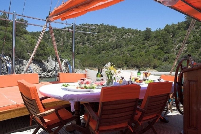 Sıla Star arka yemek masası.