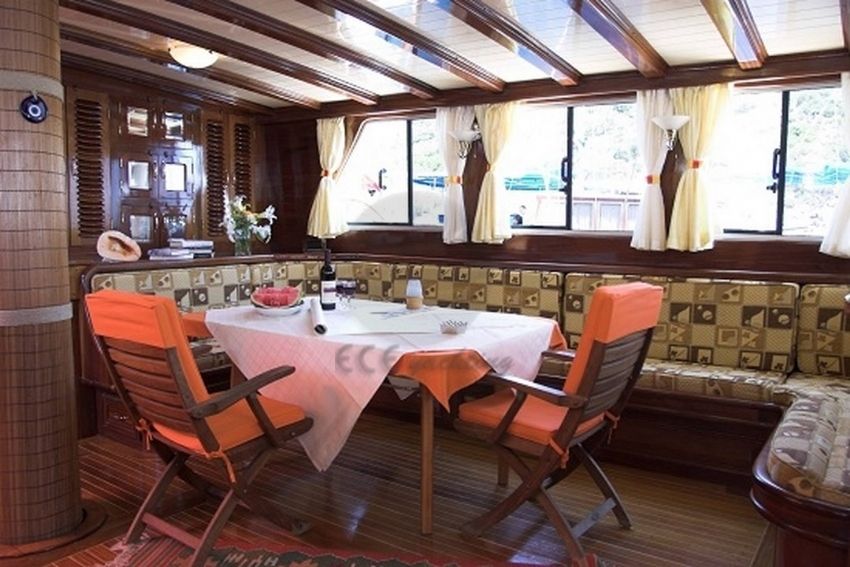 Salon yemek masası.