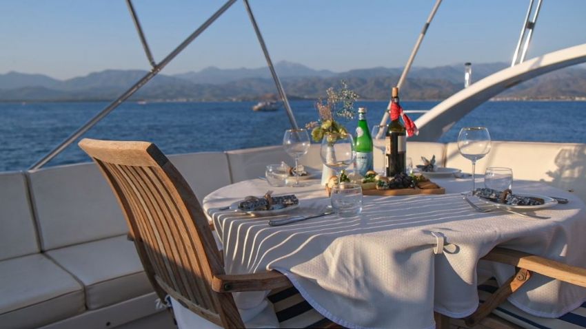 Sirocco Arka Yemek Masası