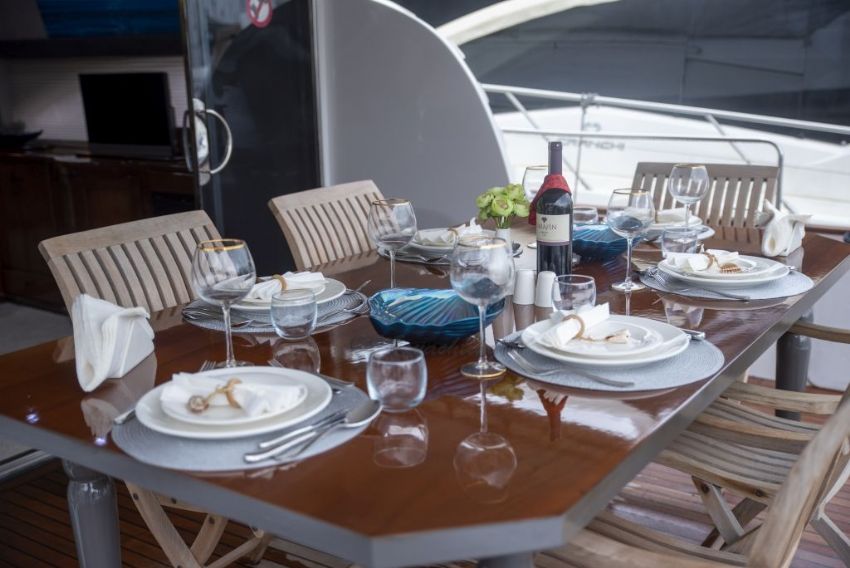 Sirocco Arka Yemek Masası