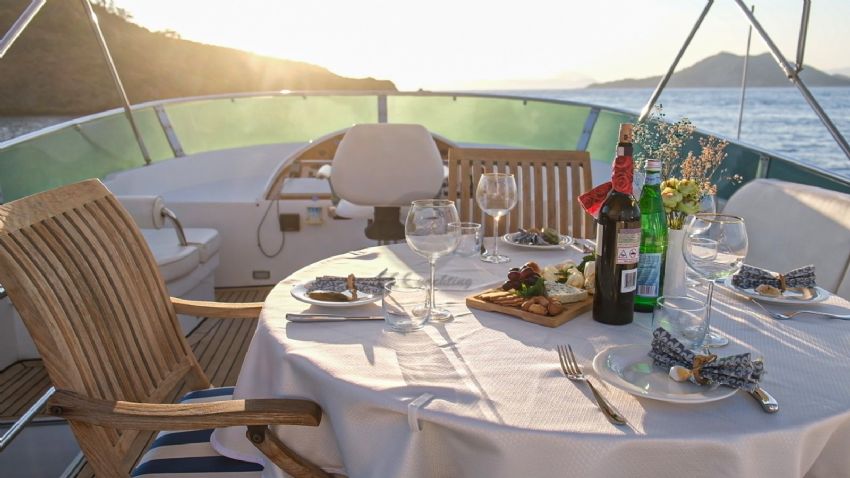 Sirocco Arka Yemek Masası