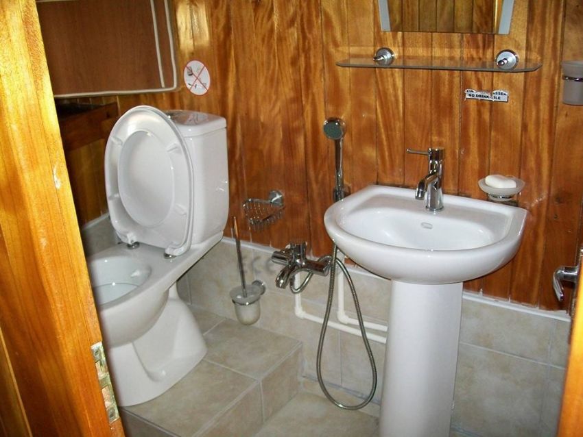 Gulet Sobek, Banyo & WC