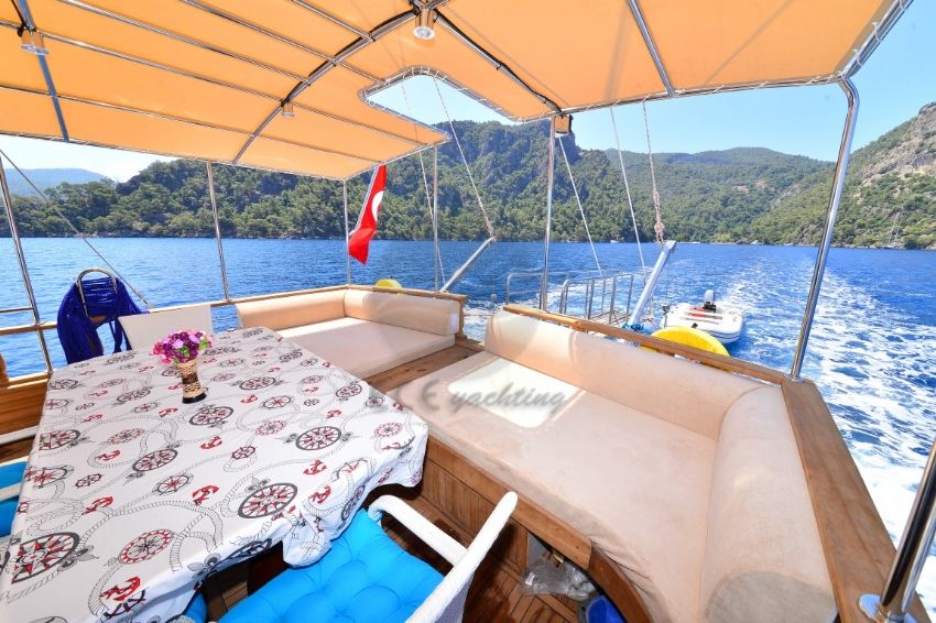 Suna Gulet, Sailing With Tender.