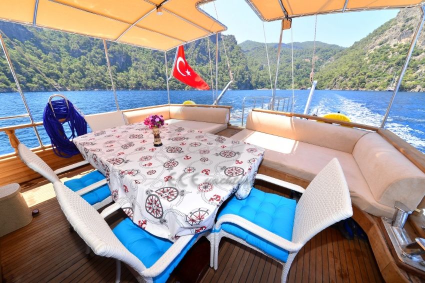 Suna Gulet, Relax With Friends.