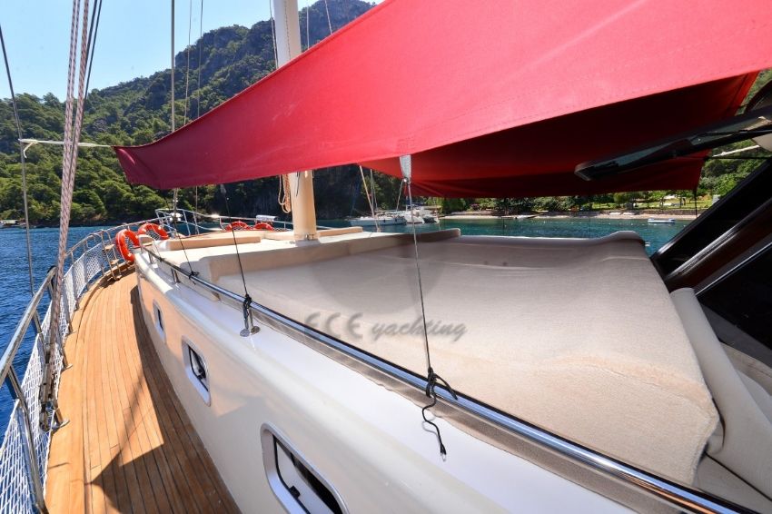 Suna Gulet, Sunshade.