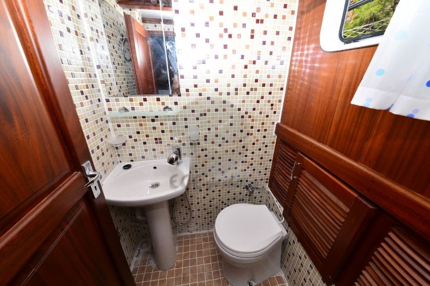 Suna Gulet, Bathroom.