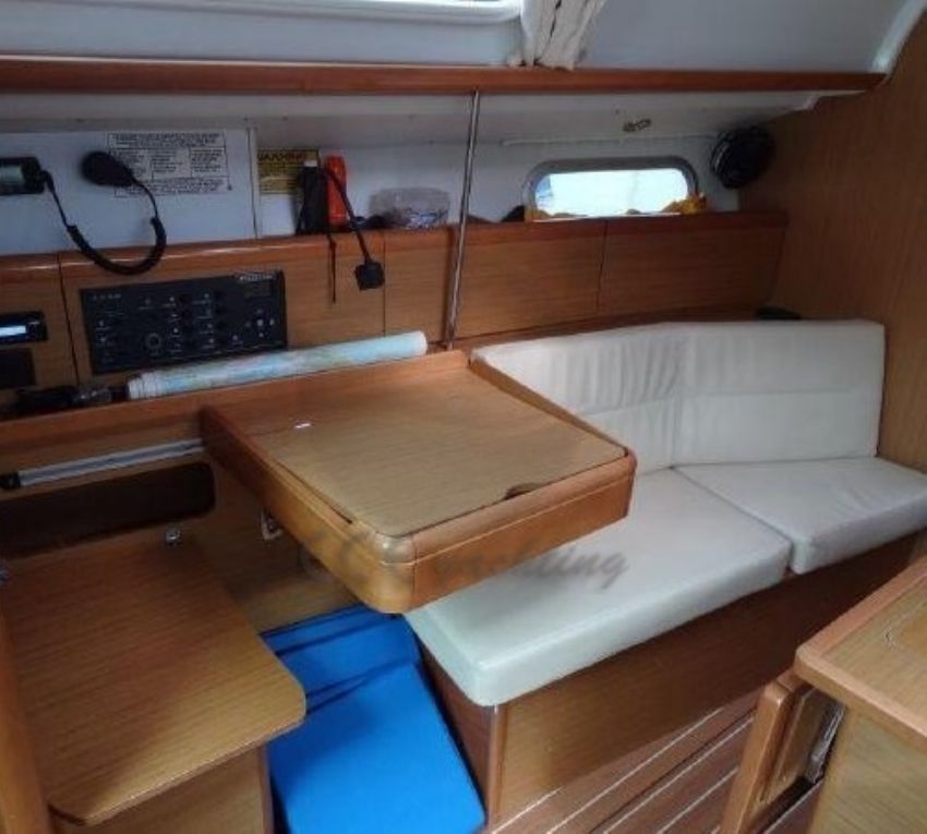 Sun Odyssey 36 Sail Boat, Amenaties.