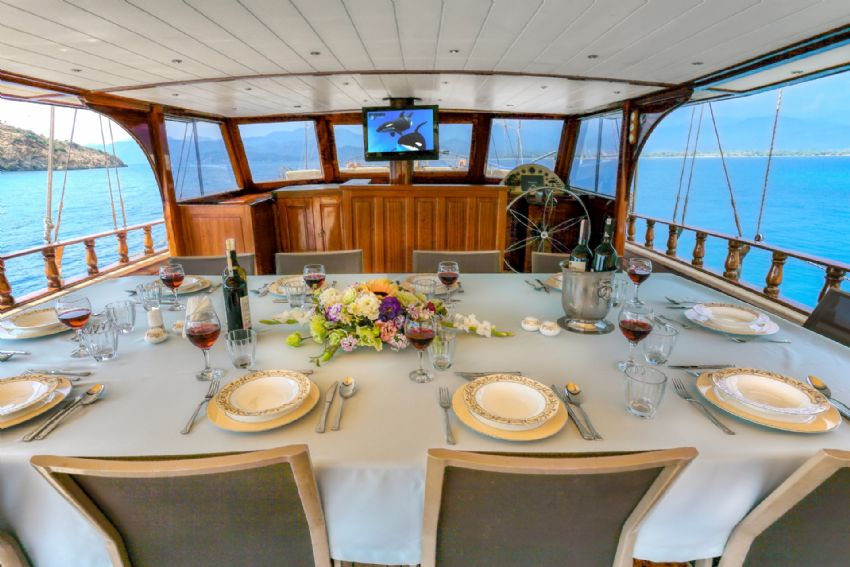 Su Sesi Gulet, Interior.