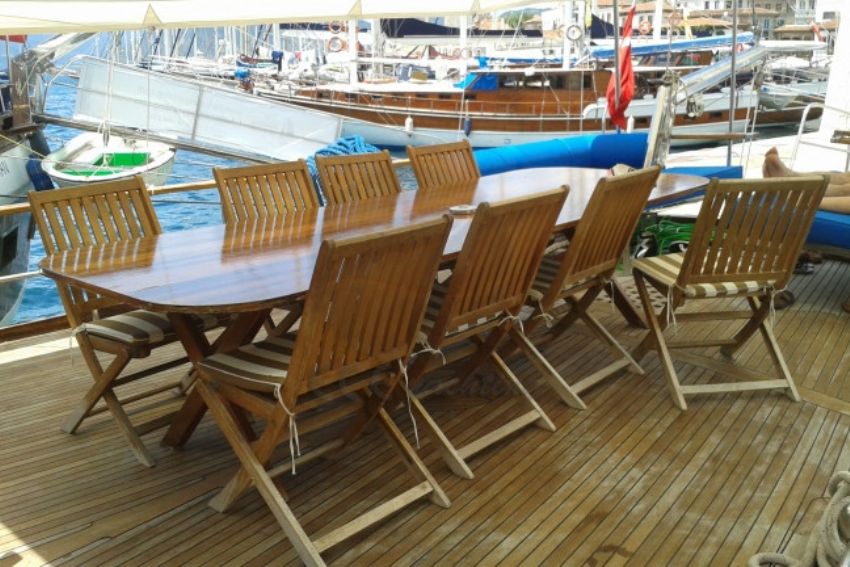 Ön yemek masasında misafirlerimizle.