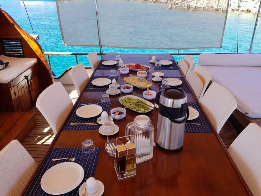 Techne Yacht, Lounge Seating.