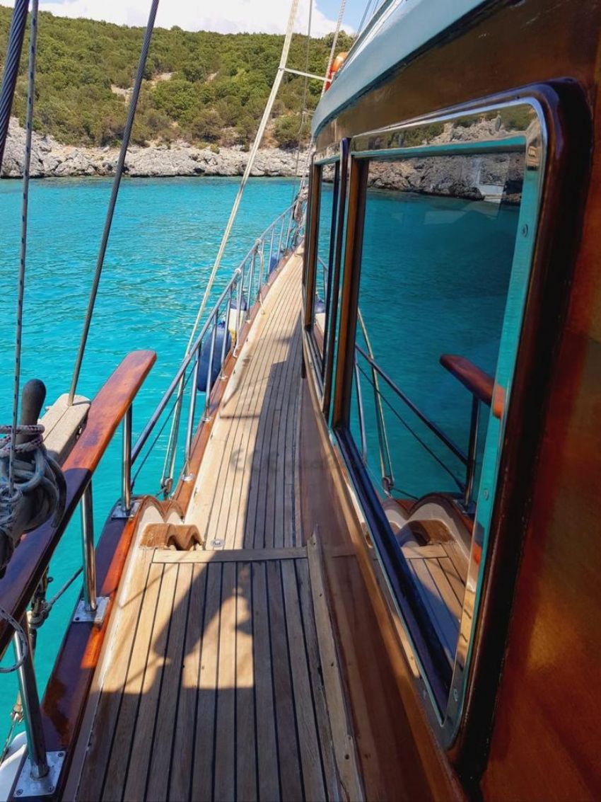 Techne Yacht, Side View