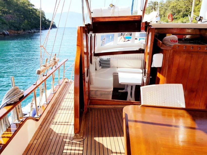 Techne Yacht, Dining On Deck.