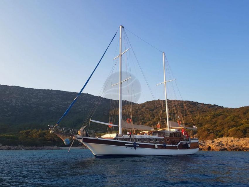 Techne Yacht, Reflections Of Summer. 