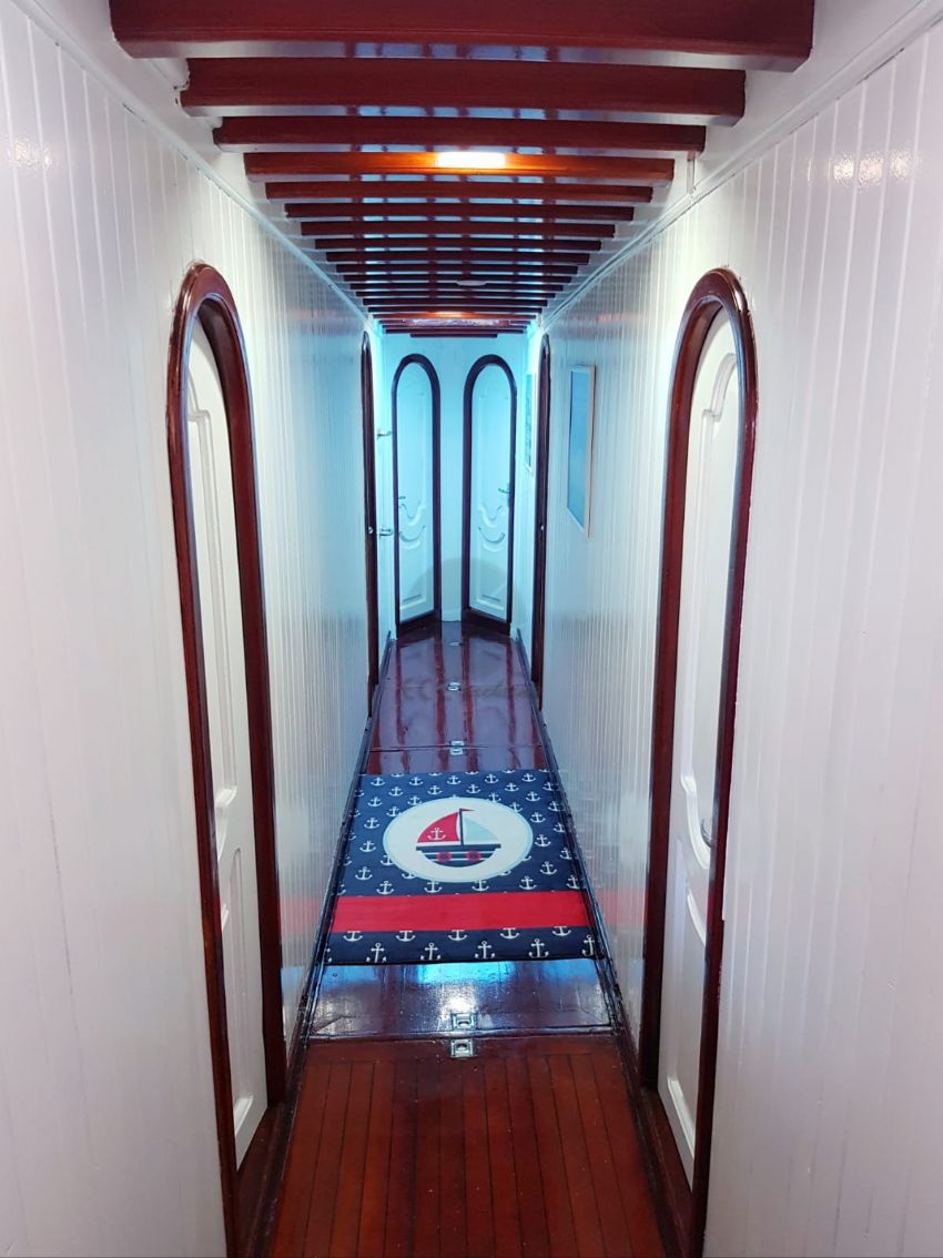 Techne Yacht, Passageway.