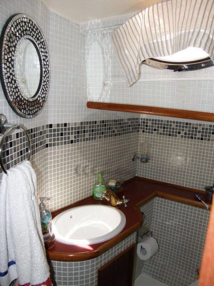 Master Bathroom, Thalassa Cabin.