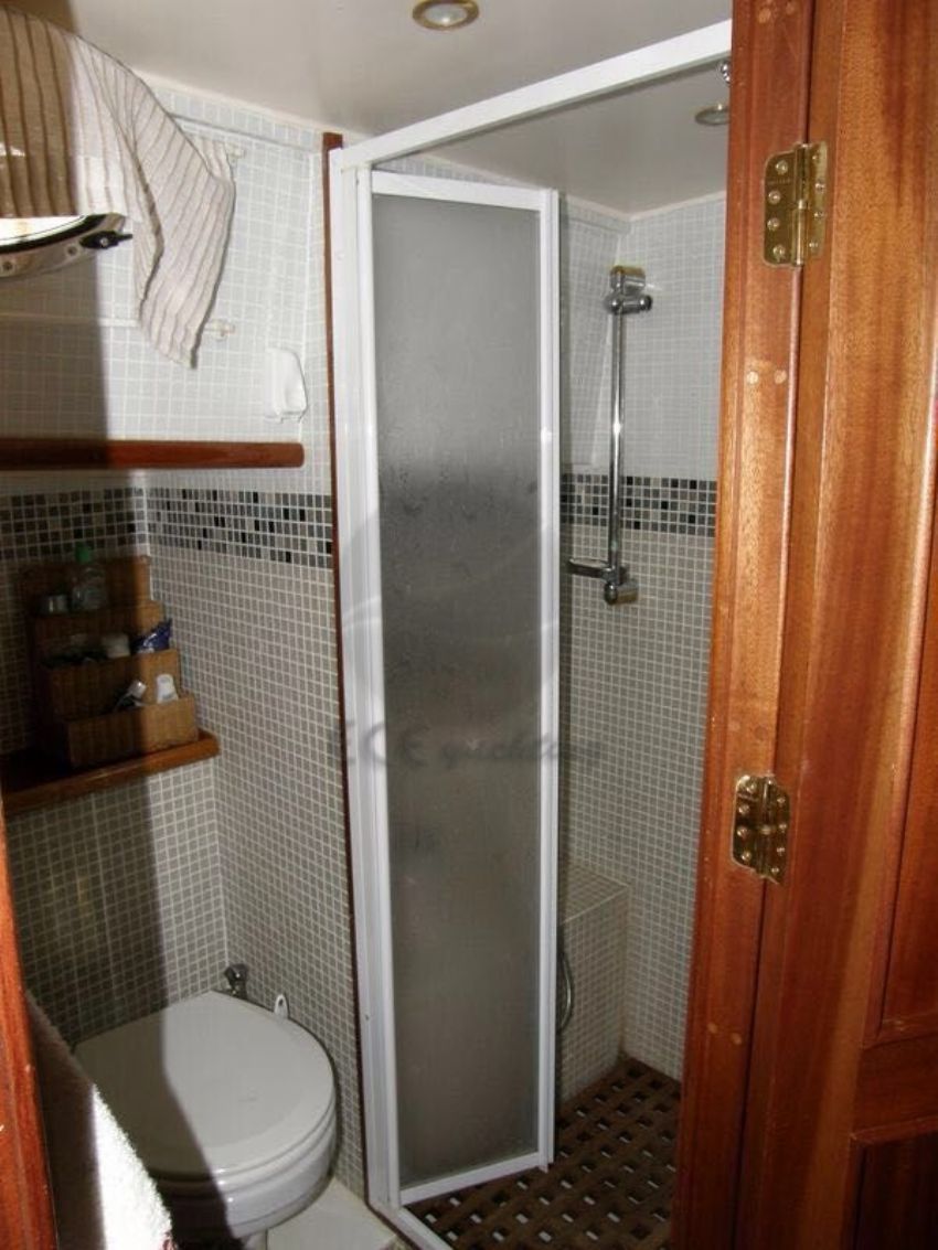 Shower cubicle Thalassa Gulet Yacht.