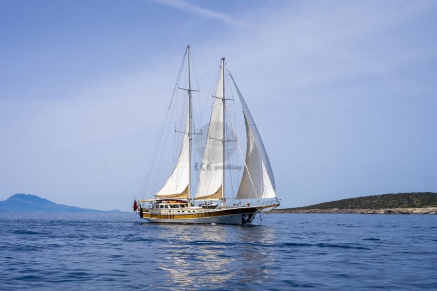 Torini Yacht, Enjoy The Sun.