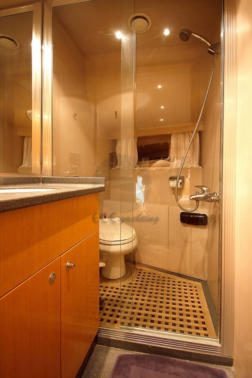 Troy Trawler, En Suite.