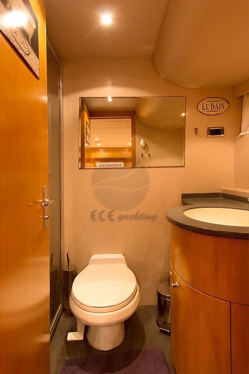 Troy Trawler, En Suite.
