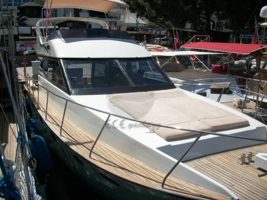 tuana 07 motoryat güneşlenme alanı