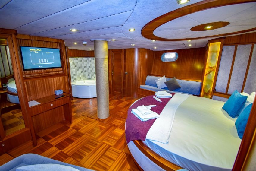 Uğur Gulet, Master Cabin With Jacuzzi.