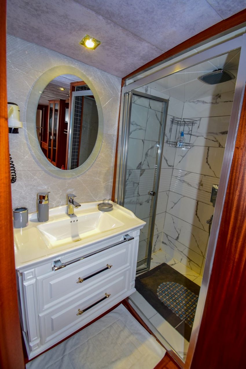 Uğur Gulet, En Suite.