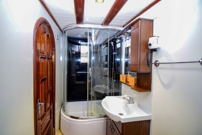 Uğur Gulet, Bathroom.