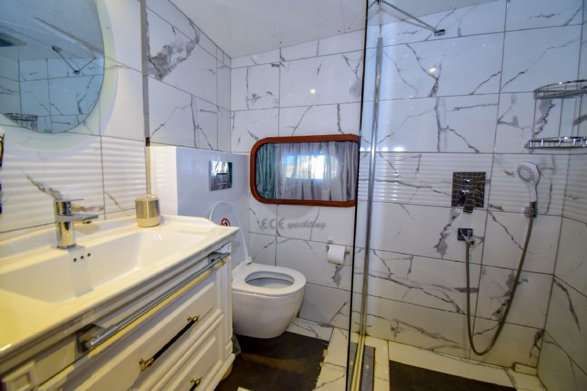 Uğur Gulet, W/C With Shower