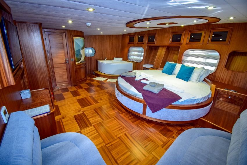 Uğur Gulet, Master Cabin 2 With Jacuzzi.