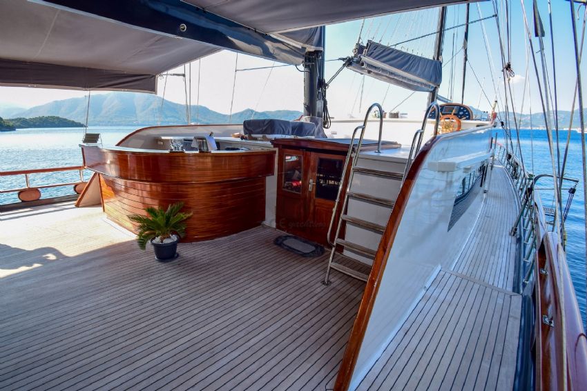 Uğur Gulet, Deck Bar.