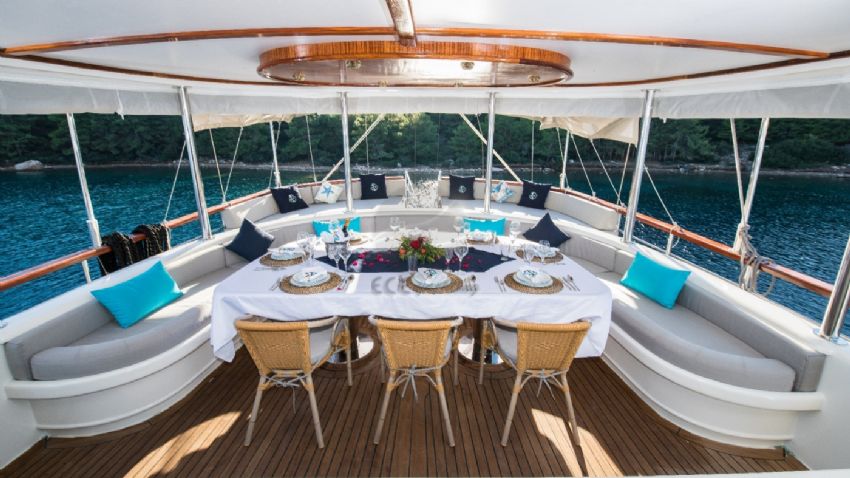 Vista Mare Yacht, Dining At İts Best.