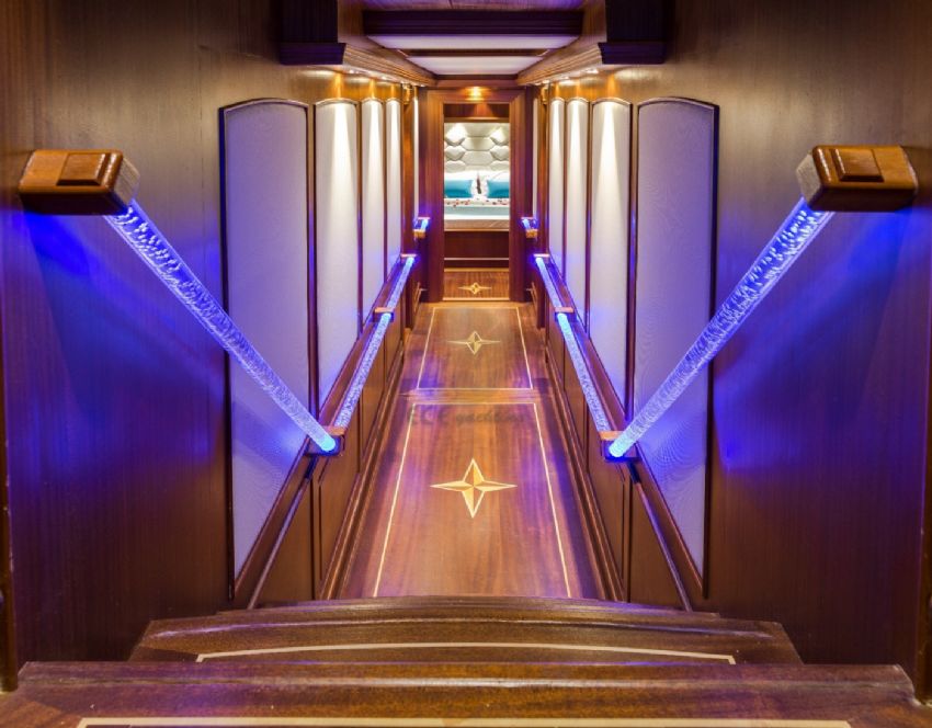 Vista Mare Yacht, Passageway.