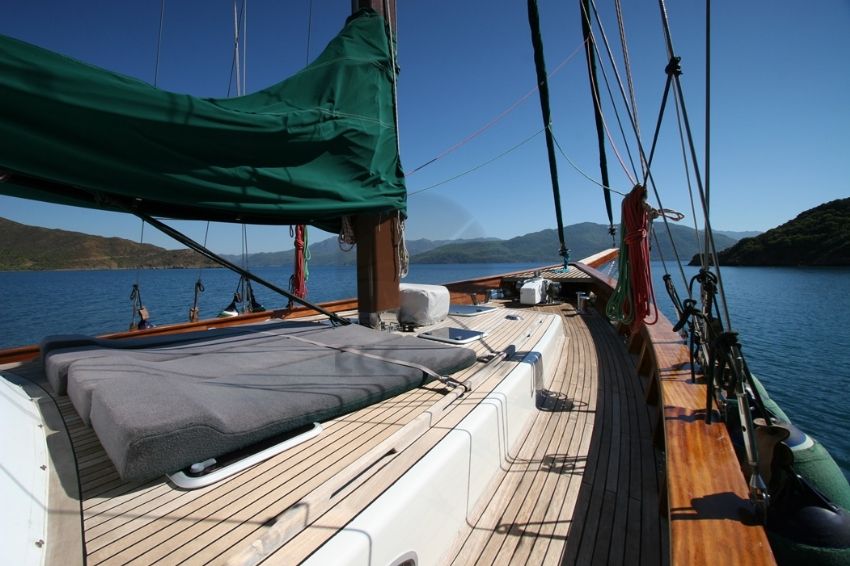 Ön güverte güneşlenme alanı