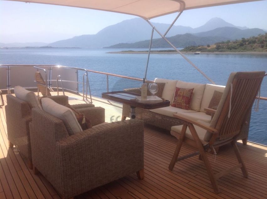 White Lady Trawler, Flybridge Seating.