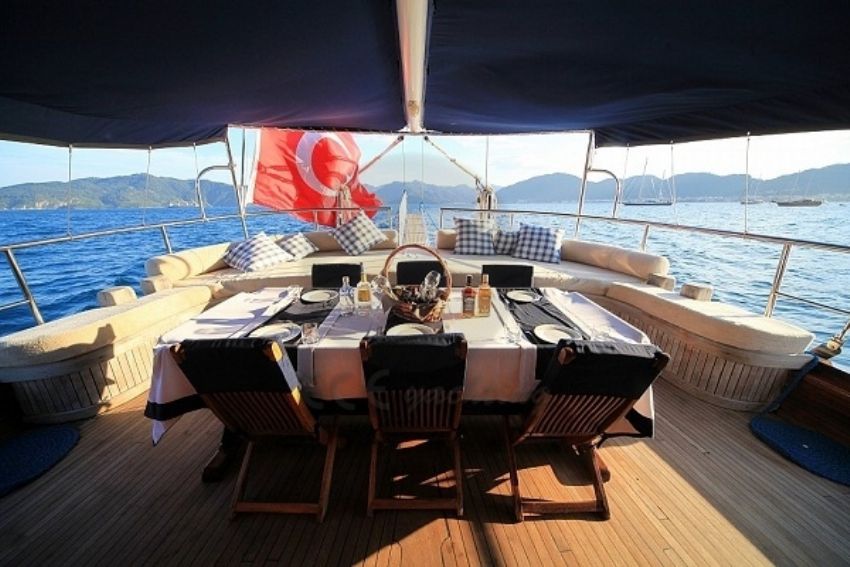 Yasemin Sultan 1 arka yemek masası