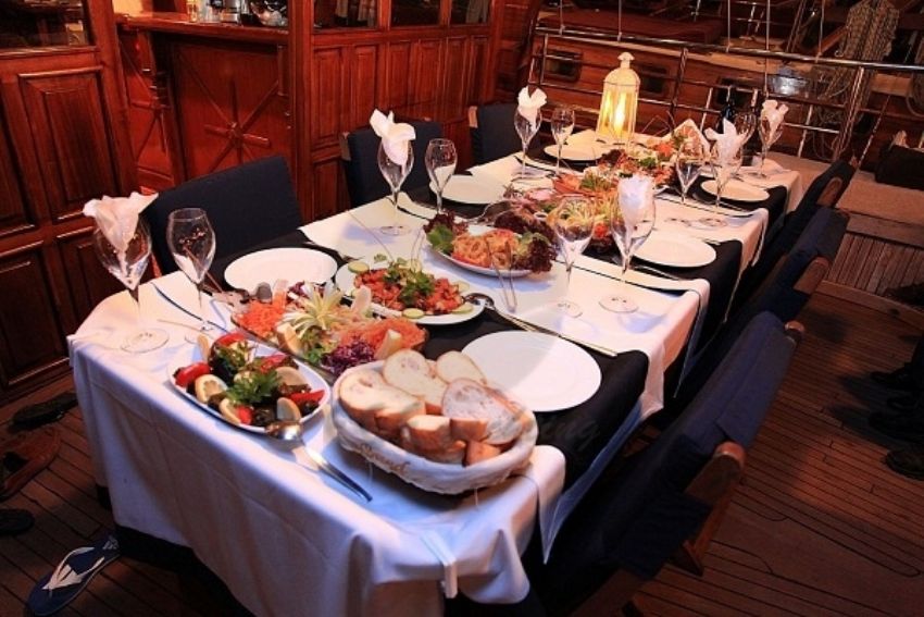 Arka masa Yasemin Sultan 1