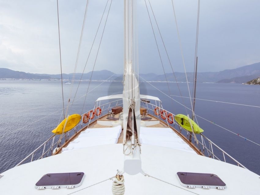 Yüce Bey teknesi Salon bar