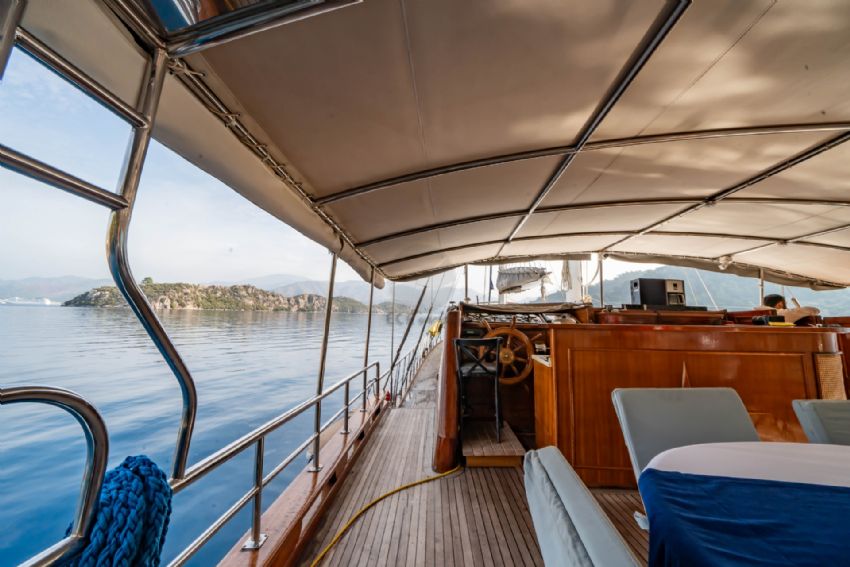 Yüce Bey teknesi Salon bar