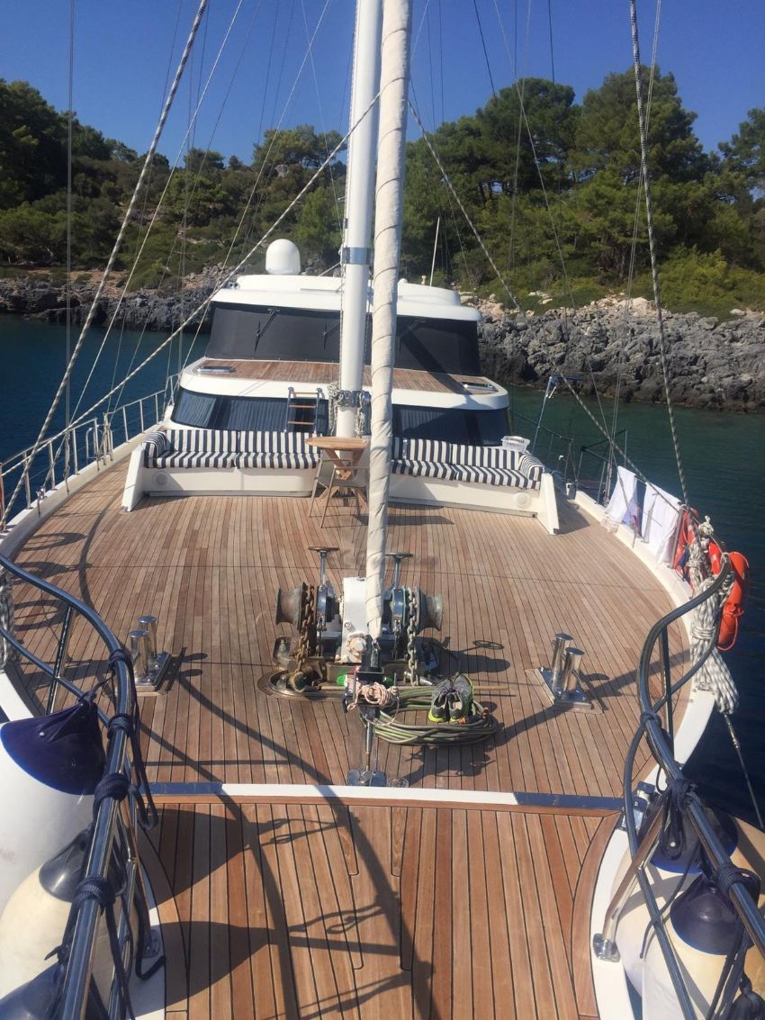 Zeytin Adasi Yacht, Bow.