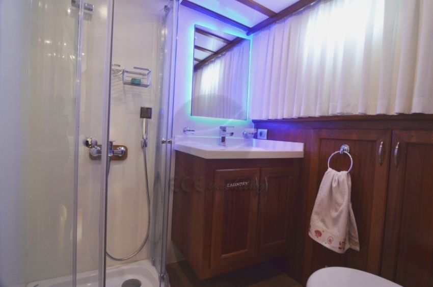 Zorbas Gulet Yacht, En suite Bathroom.