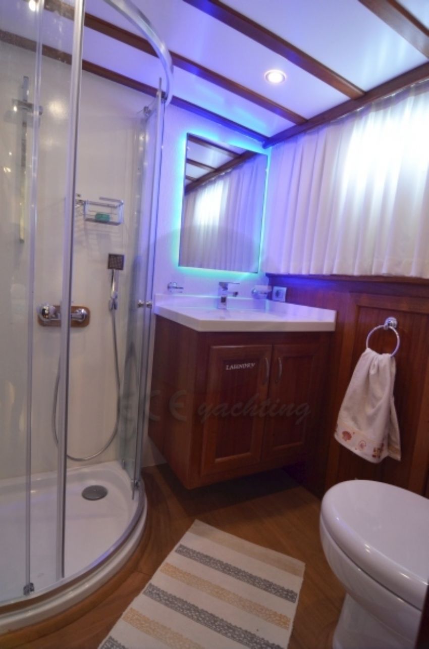Zorbas Gulet Yacht, Bathroom 1.